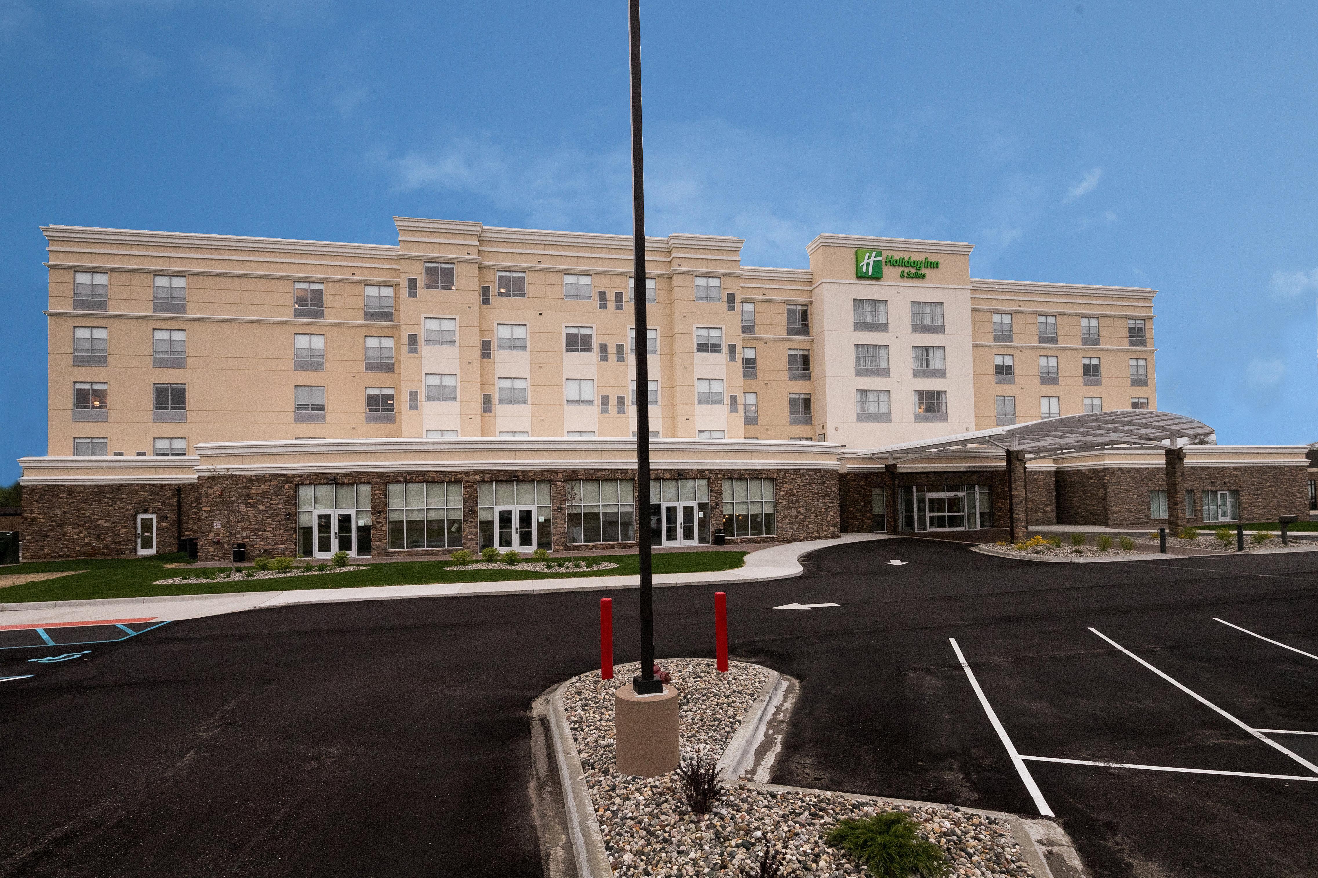 Holiday Inn Hotel & Suites - Mount Pleasant By Ihg Exterior photo